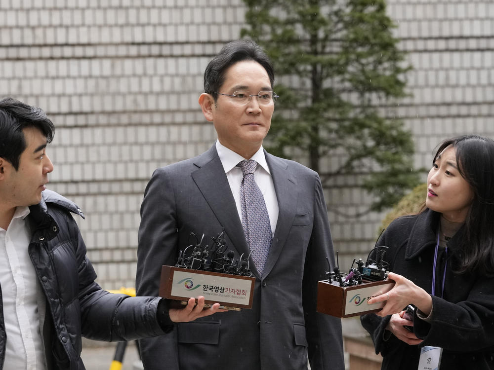 Samsung Electronics Chairman Lee Jae-yong, center, arrives at the Seoul Central District Court in Seoul, South Korea, Monday, Feb. 5, 2024. A Seoul court acquitted Lee of financial crimes.
