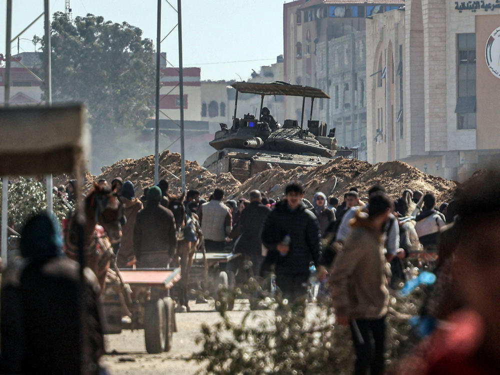 Palestinians migrate to safer areas due to Israeli attacks that continue in Khan Younis, Gaza, on Jan. 30.