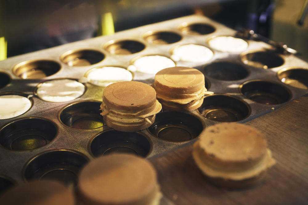 Fresh wheel cakes being made at Shuixian Gong Market.