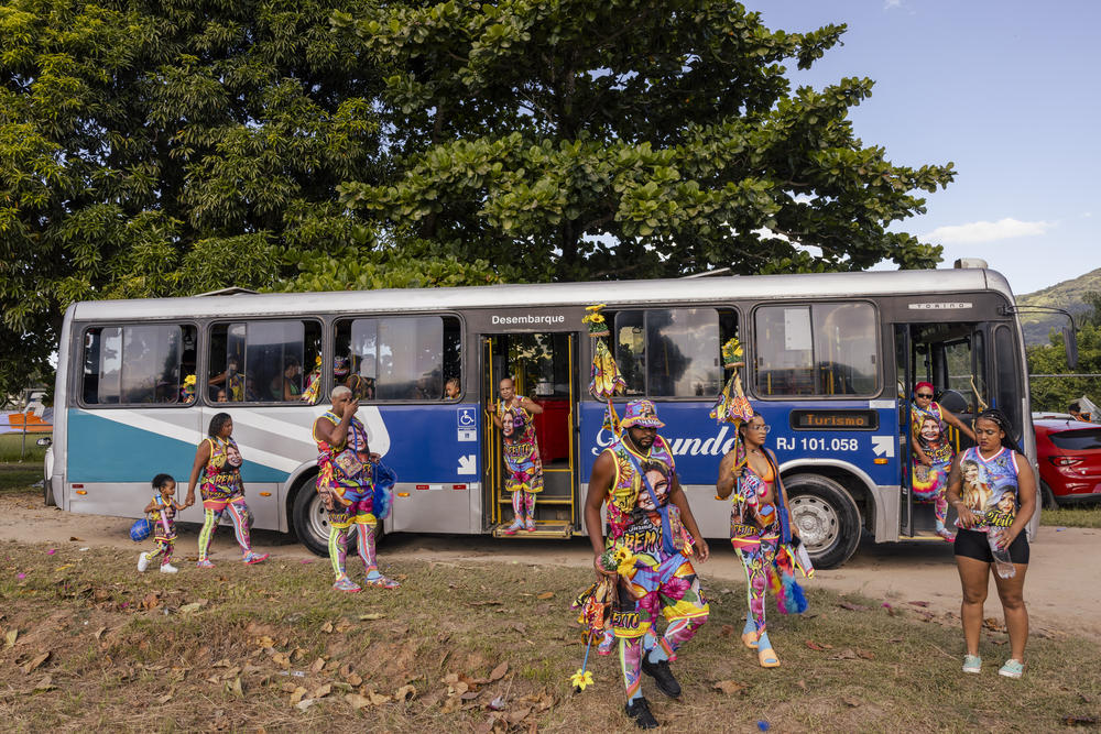 Members of the Bem Feito bate-bola crew travel by bus for the group's third day of Carnival outings in several of Rio de Janeiro's west-side neighborhoods. With over 400 members, Bem Feito is one of Rio de Janeiro's largest bate-bola crews and has attracted an increasing number of women members in recent years.