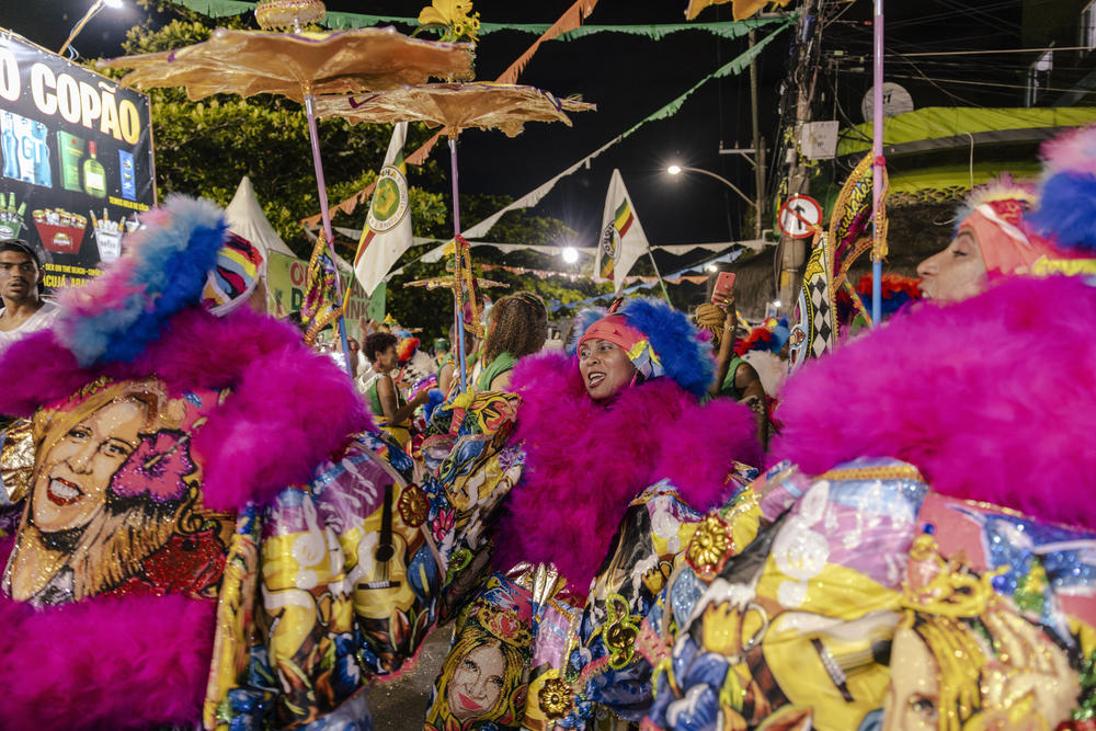 With over 400 members, Bem Feito is one of Rio de Janeiro's largest bate-bola crews and has attracted an increasing number of women to its crew in recent years.