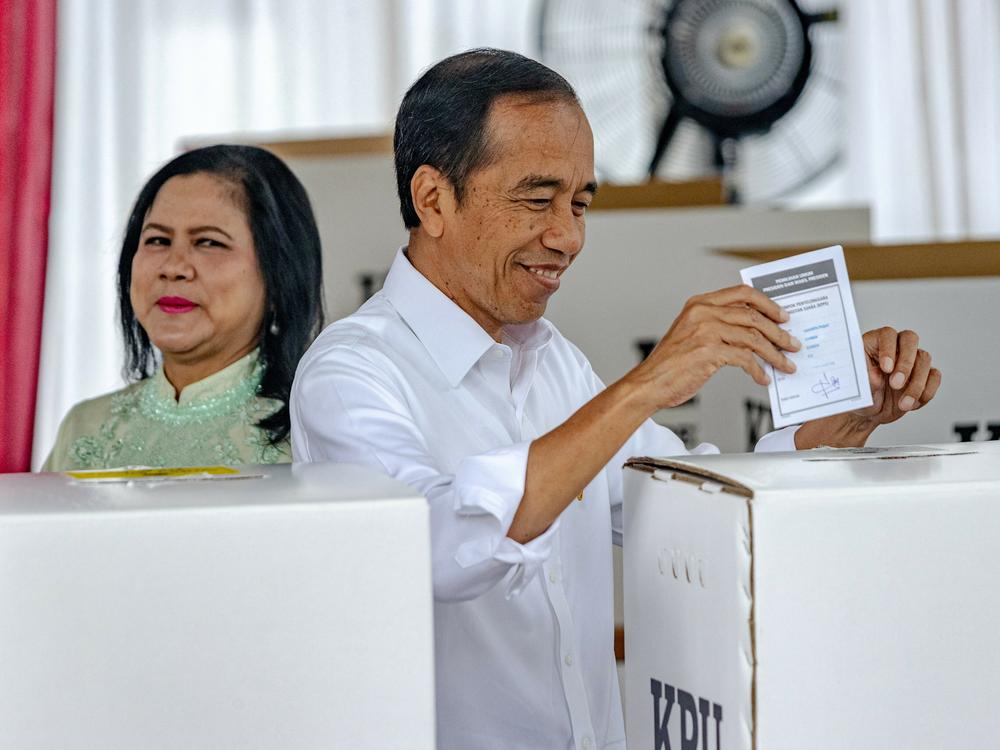 Indonesian President Joko Widodo and his wife Iriana cast their votes during the presidential and legislative elections at a polling station at the State Administration Agency in Jakarta on Wednesday.