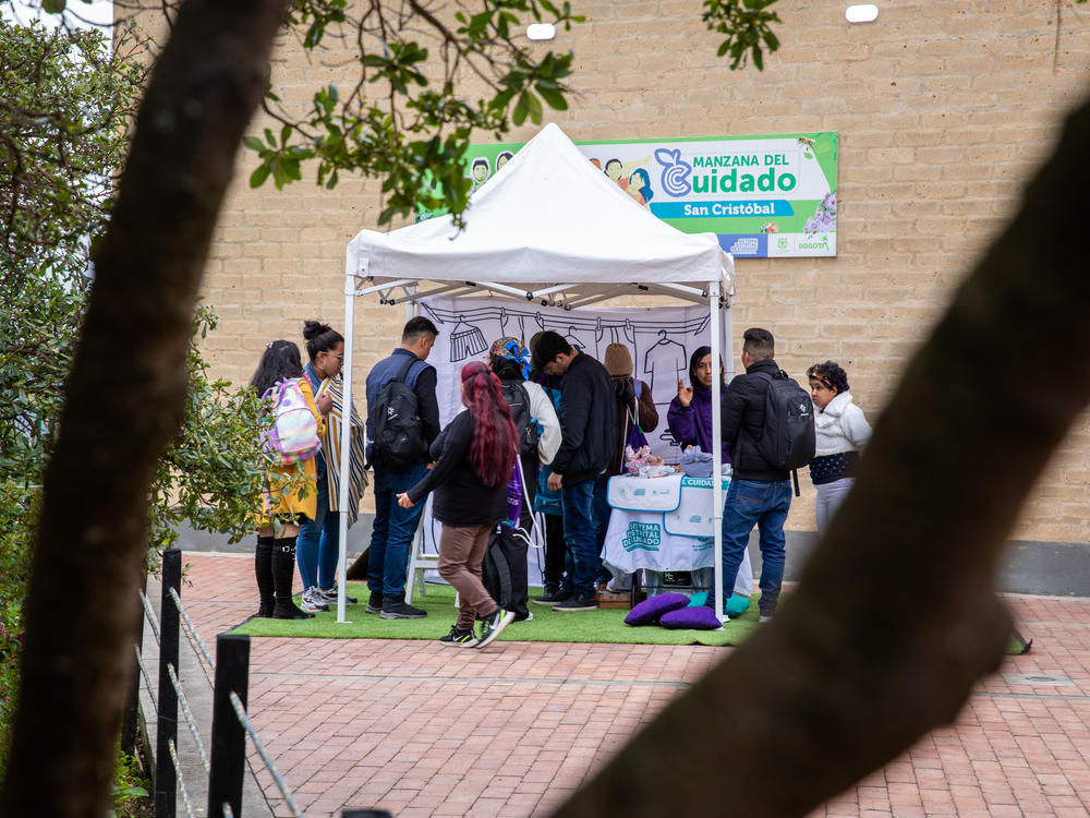 The Care School for Men set up a pop-up workshop at the community center in Bogotá's San Cristóbal neighborhood.