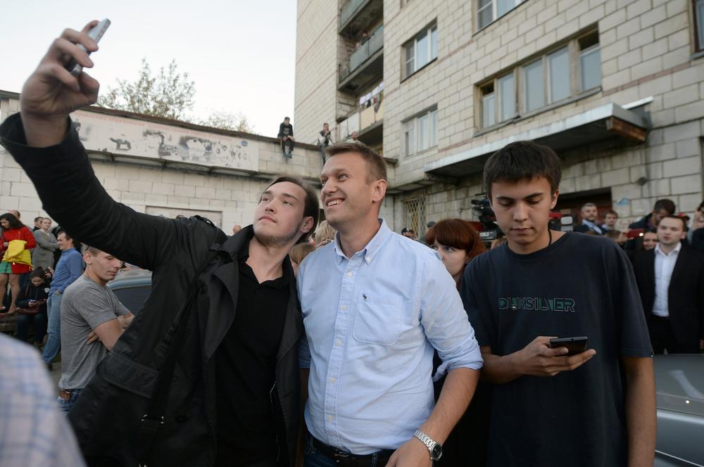 September 13, 2015: A man takes a selfie with Russian opposition leader Alexei Navalny, center, near the Open Russia movement office during Russian regional elections in the town of Kostroma, some 300 km outside Moscow. Russians voted September 13 in a regional election expected to yield few surprises, with the country's liberal opposition only able to field a handful of candidates.