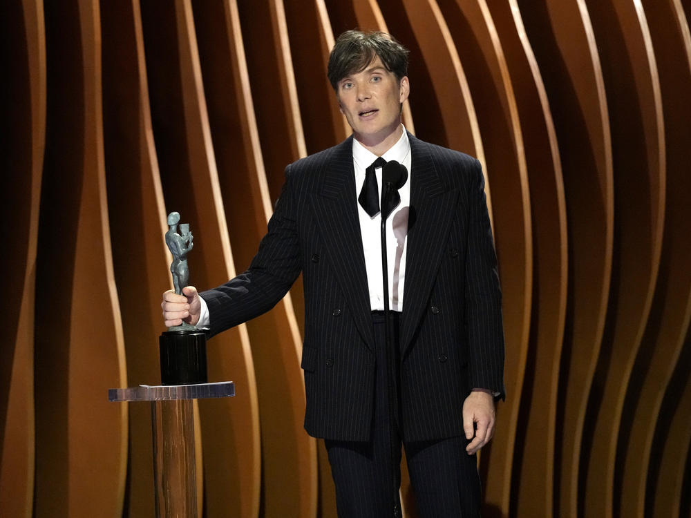 Cillian Murphy accepts the award for outstanding performance by a male actor in a leading role for 