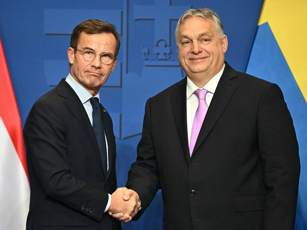 Swedish Prime Minister Ulf Kristersson (left) meets Hungarian counterpart Viktor Orban on Feb. 23, ahead of Monday's key vote in Hungary's parliament on Sweden's bid to join NATO.