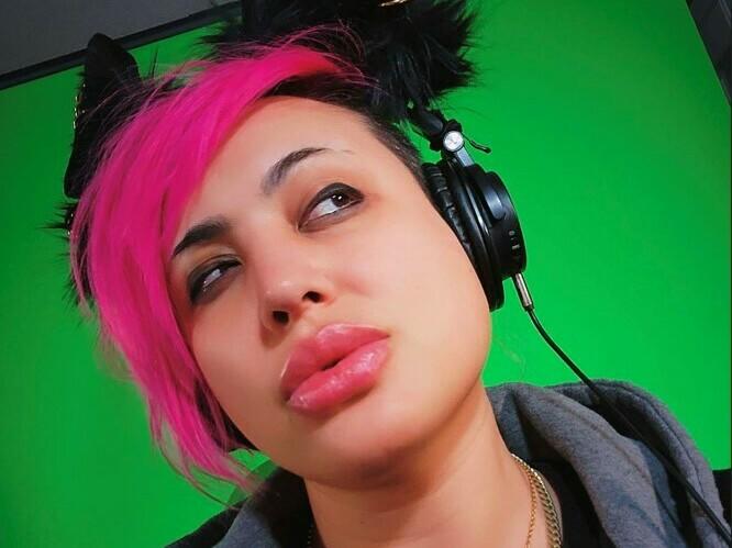 Selfie of Twitch streamer Veronica Ripley, aka Nikatine, taken in front of her green screen.