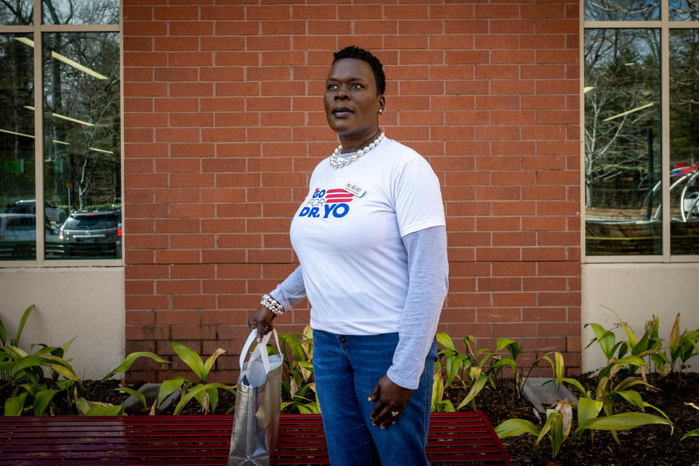 Yolonda Holmes talks with prospective voters at South County Regional Library in Charlotte, N.C., on Sunday.