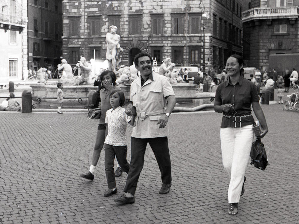 Colombian writer Gabriel García Márquez strolls in Rome's piazza Navona with his wife Mercedes and sons Gonzalo and Rodrigo on Sept. 6, 1969.