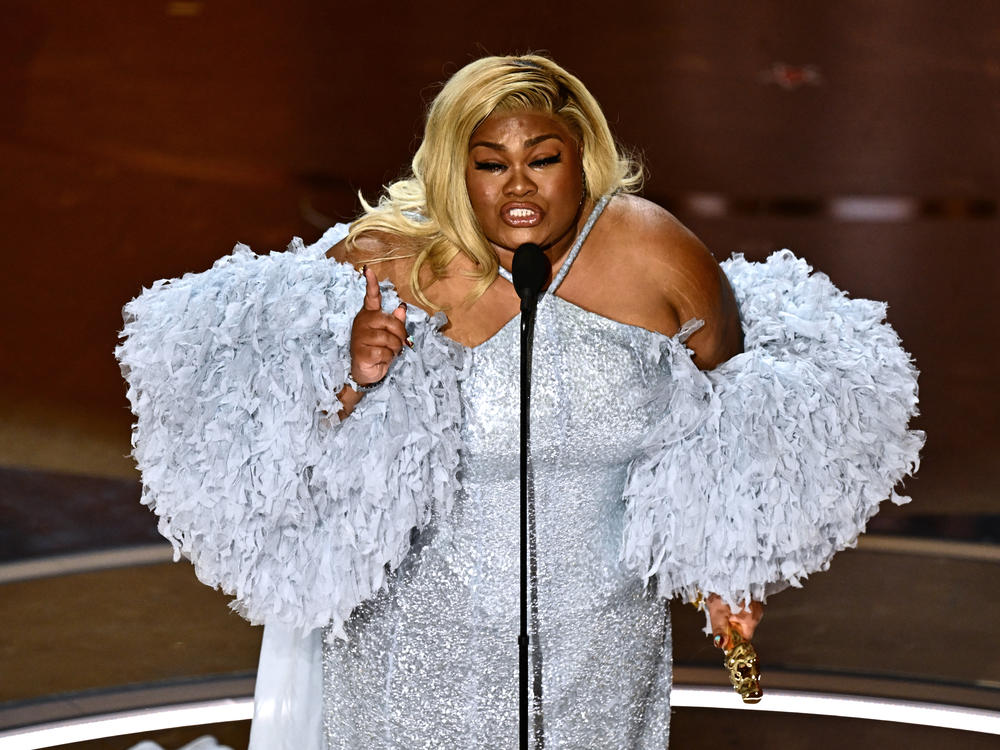 Da'Vine Joy Randolph accepts the award for best actress in a supporting role for her performance in <em>The Holdovers.</em>