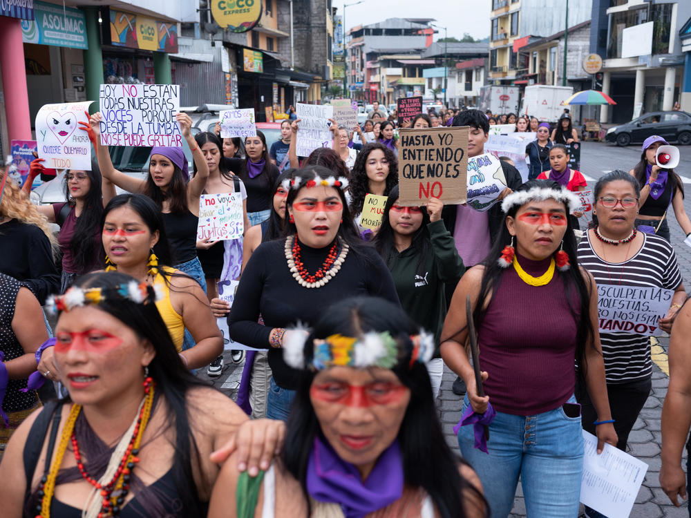 Mujeres indígenas participan en la marcha en Puyo, Ecuador, el 8 de marzo de 2024.