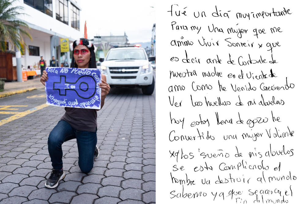 Marcia Enqueri sostiene un cartel que dice 