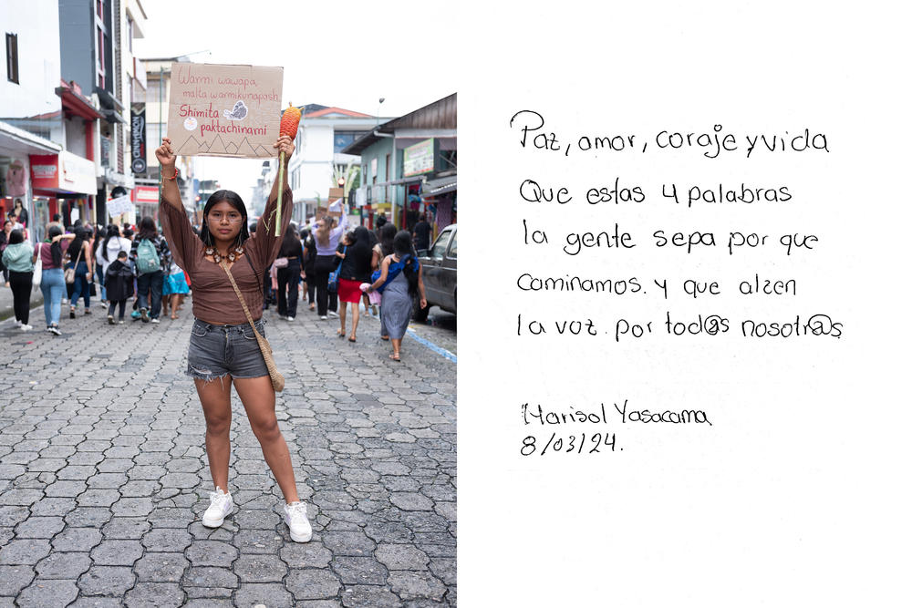Marisol Yasacama sostiene un cartel en idioma Kichwa, que dice 