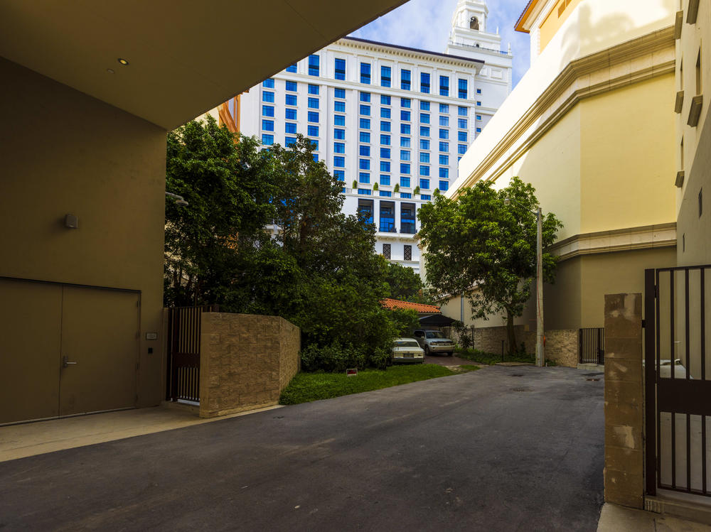 Just getting to Orlando Capote's house requires special directions, taking you down one-way streets in a retail and residential complex to an unmarked alley that ends at his backyard.