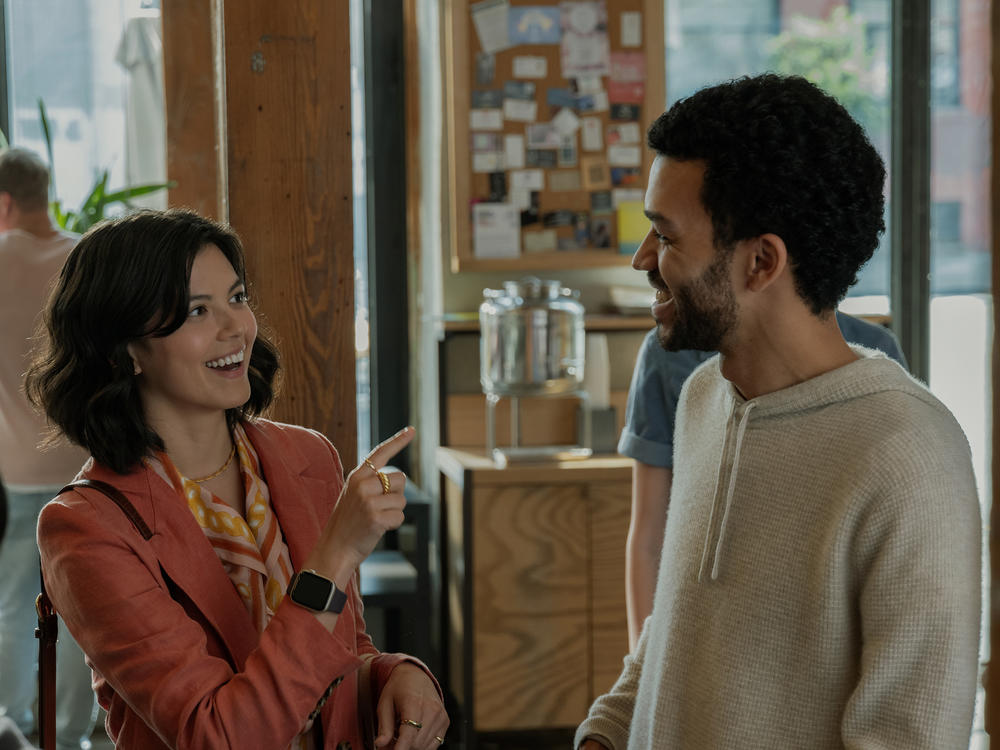 Lizzie (An-Li Bogan) and Aren (Justice Smith) have a tedious meet-cute at a coffee shop.