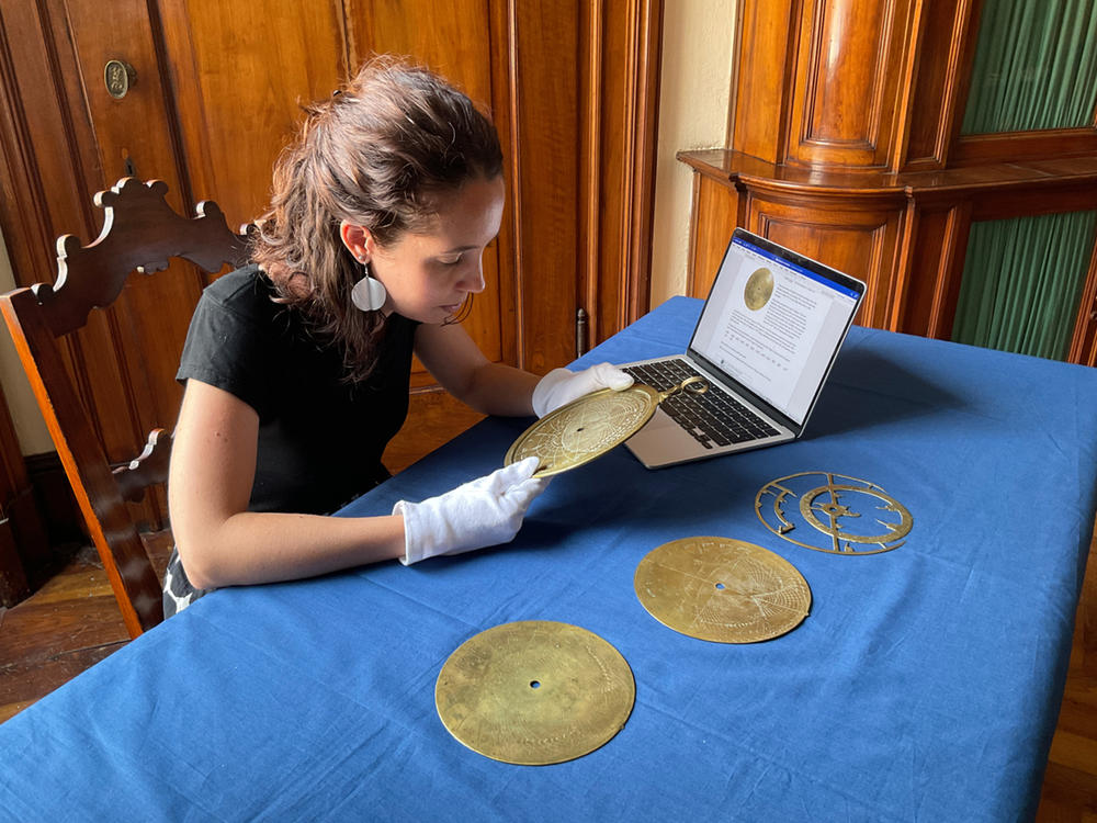 Federica Gigante examines the Verona astrolabe.