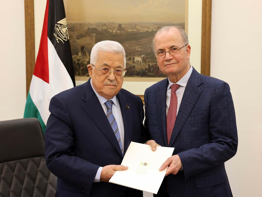 Palestinian President Mahmoud Abbas (left) poses with Mohammad Mustafa, the former deputy prime minister and the chairman of the Palestine Investment Fund, after the latter was appointed as new prime minister of the Palestinian Authority, in Ramallah, West Bank, on Thursday.
