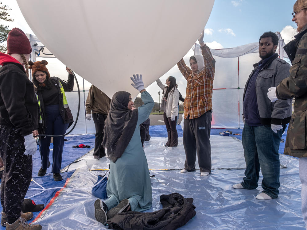 Balloons are a perfect way to train students: 