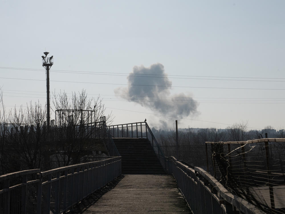 A plume of smoke from an airstrike near Kostiantynivka can be seen from a distance.