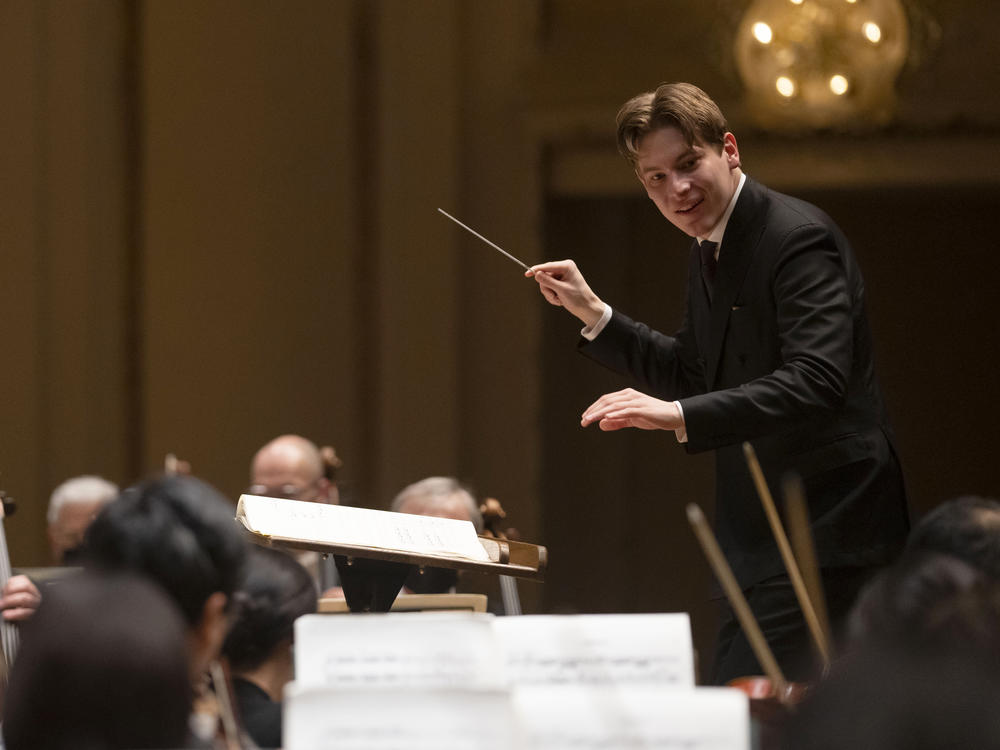 The young Finnish conductor Klaus Mäkelä, leading the Chicago Symphony Orchestra. He is now the ensemble's music director-designate.