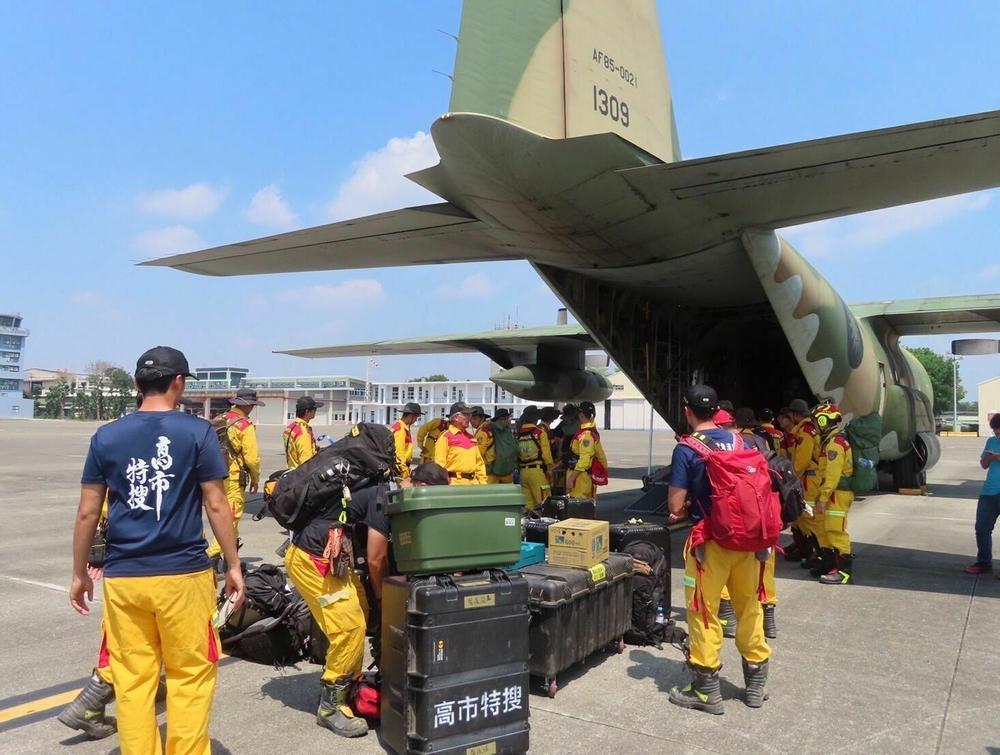 Hualien: 6th Mixed Wing of the Air Force, and the 10th Airlift Group dispatch three batches and three sorties of C-130 aircraft to carry out disaster relief operations and carry rescuers as members of a search and rescue team prepare after a strong earthquake.