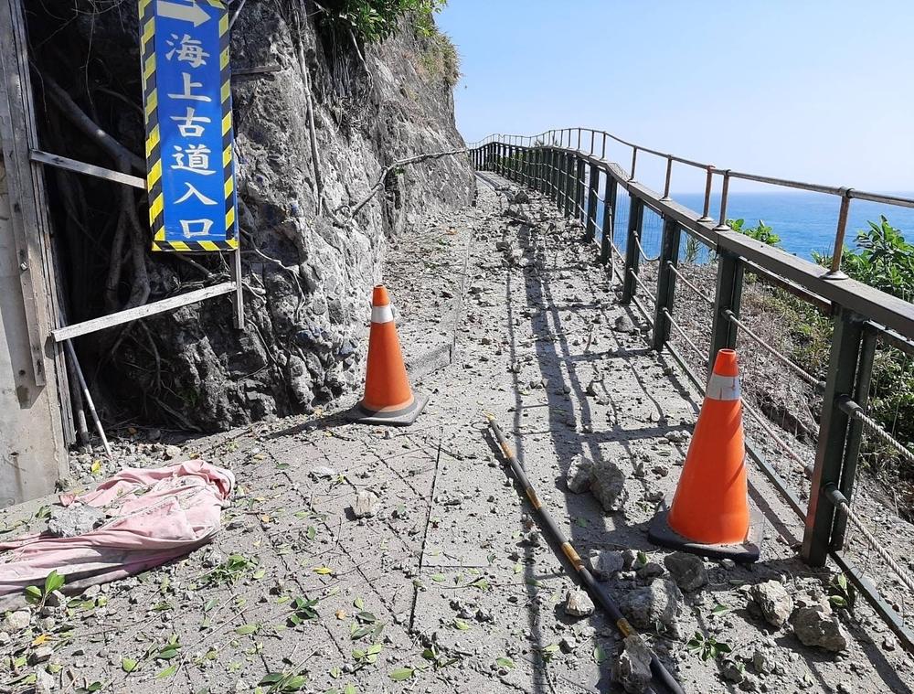 Hualien: Rocks fell and blocked the road after a magnitude 7.4 earthquake struck off Taiwan's eastern coast. The Guguan Works Section sent out machines and tools to open the area, and called on people who wanted to enter the mountainous area to pay attention to the road conditions.