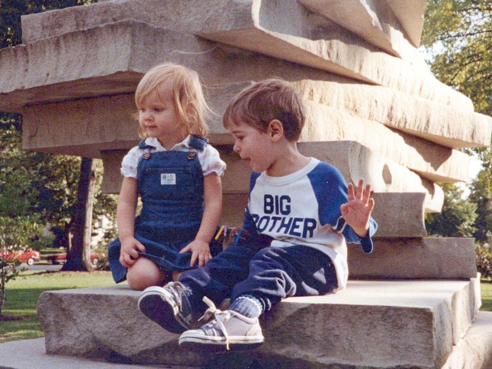 The author, Selena Simmons-Duffin, at age 3, with her brother, David Simmons-Duffin, at age 5.