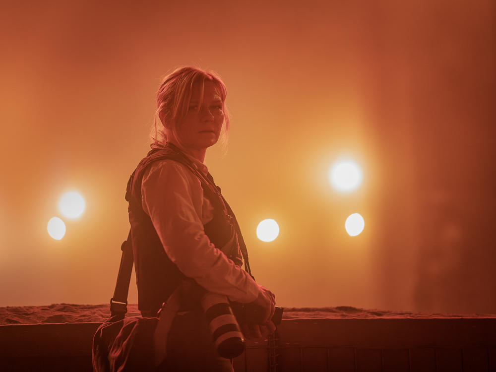 Kirsten Dunst plays a battle scarred photojournalist in <em>Civil War.</em>