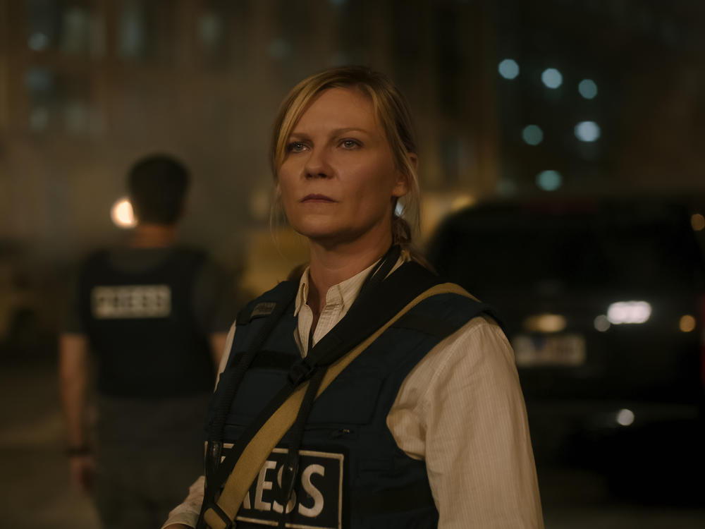 Kirsten Dunst as Lee in<em> Civil War.</em>