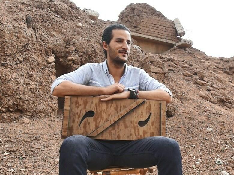 مقداد مع الآلة الموسيقية التي اخترعها وأطلق عليها اسم «أدد».