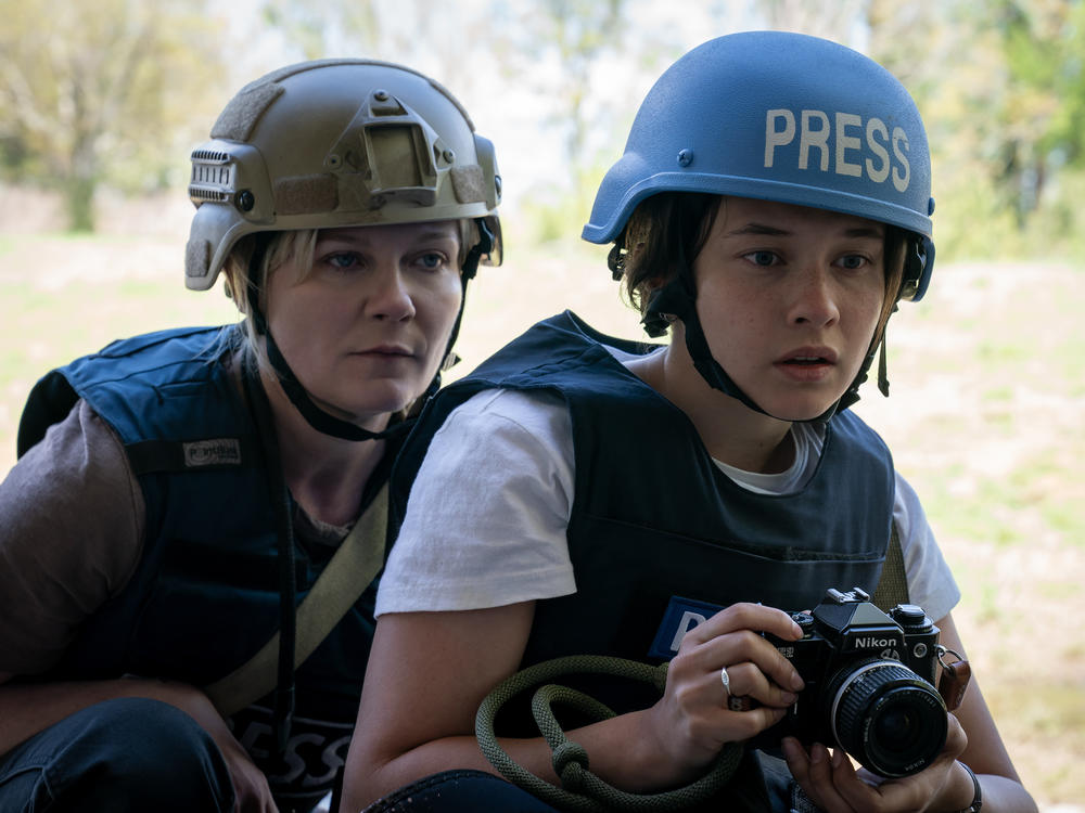 (L-R) Kirsten Dunst, Cailee Spaeny