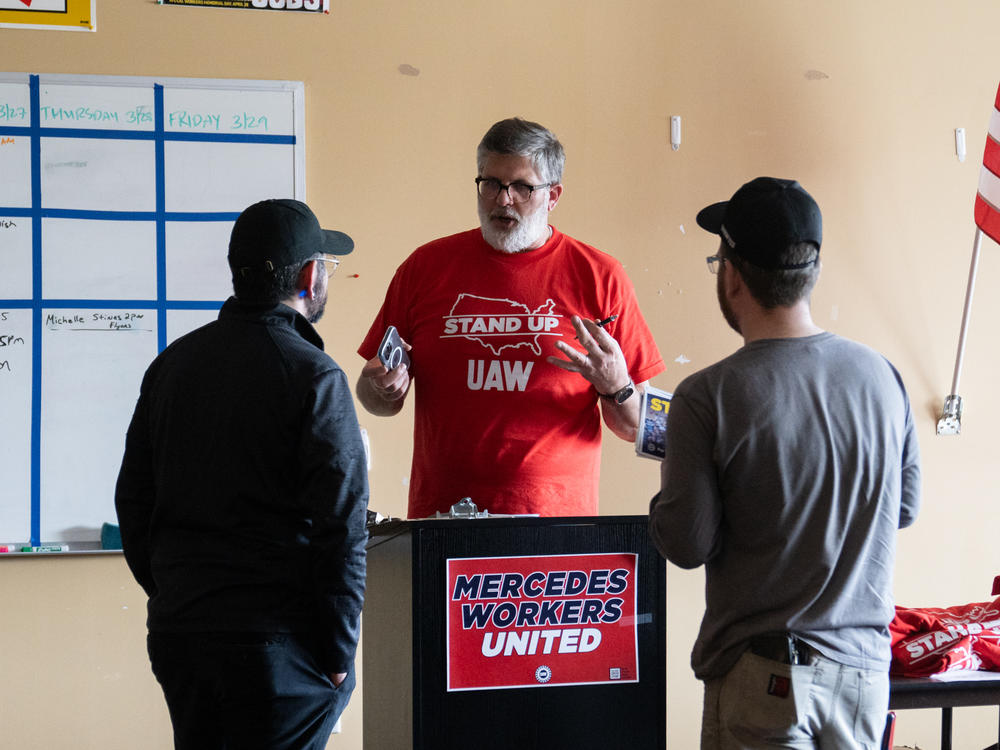 A UAW organizer speaks to Mercedes-Benz employees at the local union hall in Coaling, Ala.