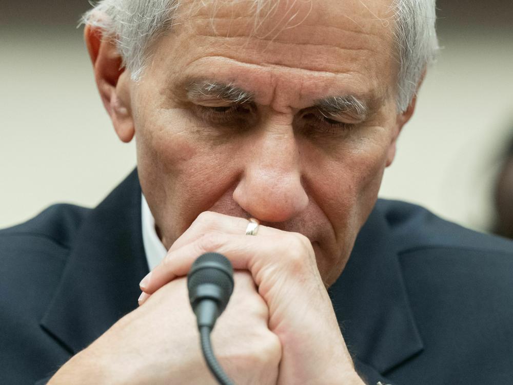Federal Deposit Insurance Corporation Chairman Martin Gruenberg apologized to employees Tuesday, after an outside review found a toxic workplace culture at the agency.