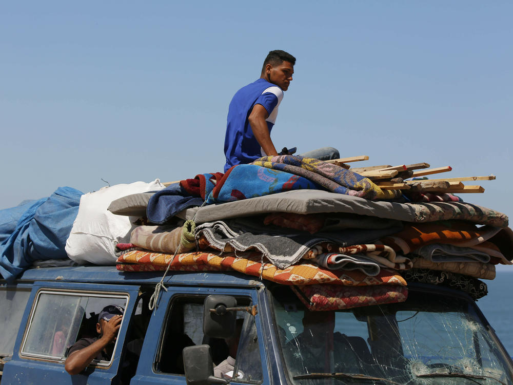 Thousands of Palestinians, including women and children, migrated from the neighborhoods in the east of Rafah and reaches the coastal side of the city of Deir al-Balah.