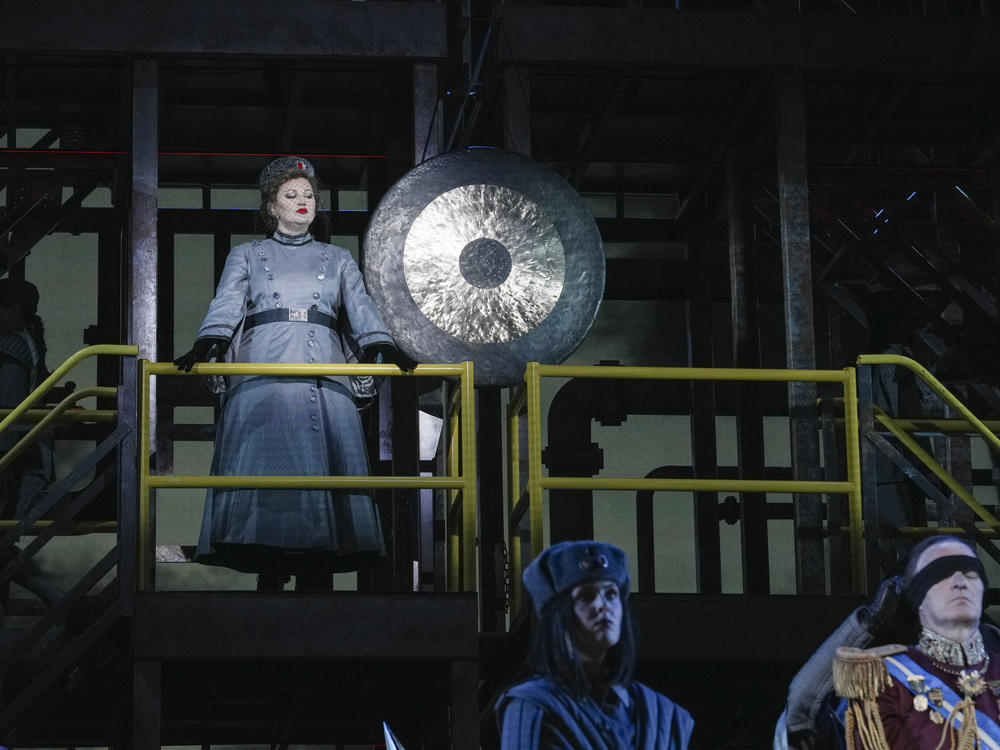 The new ending explains Turandot's (Ewa Płonka) icy demeanor by expanding on the abduction and killing of her female ancestor and her own subsequent rape during an attack on the palace.