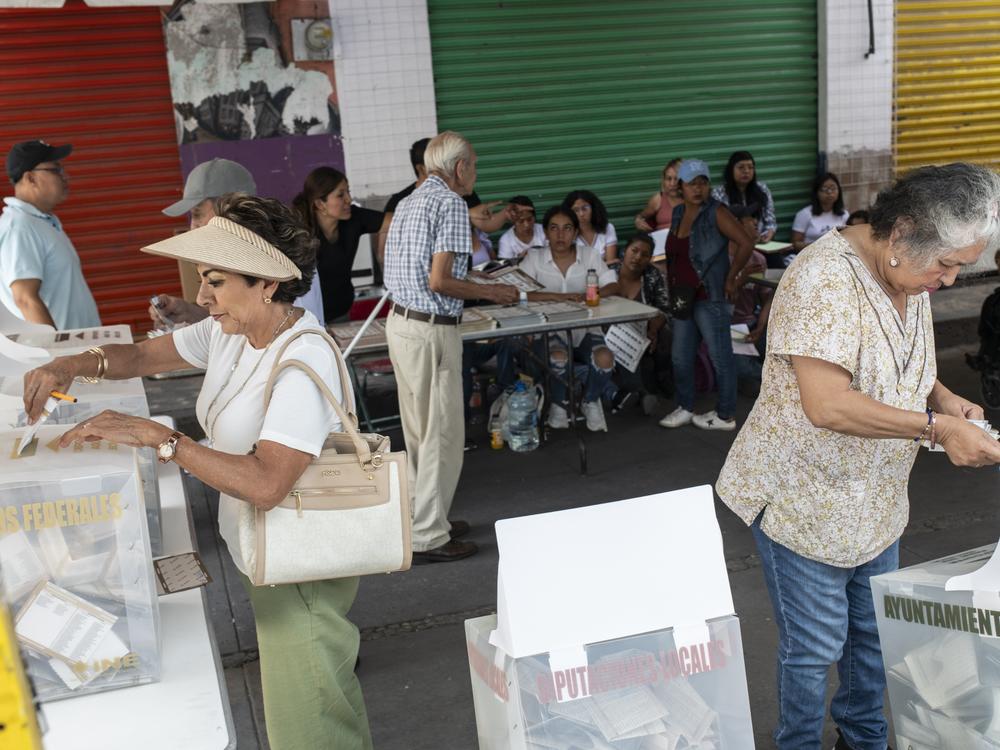 A group of people cast their vote in a polling station in the state of Puebla in Izucar de Matamoros, Mexico. June 2, 2024.