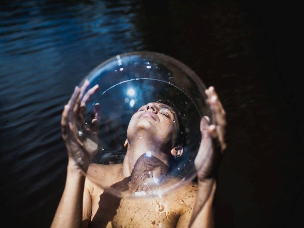 What Luiza Brina's music communicates is beyond words: spiritual transcendence.