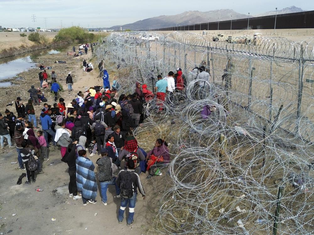 Hundreds of migrants set up camp on the Rio Grande, waiting for Texas National Guard agents to let them enter the border wall in El Paso, Texas on March 20, 2024. In the improvised camp there are infants and women, who sleep a few meters from gate 36 with the hope of being able to pass the knife fence. (Photo by Christian Torres)
