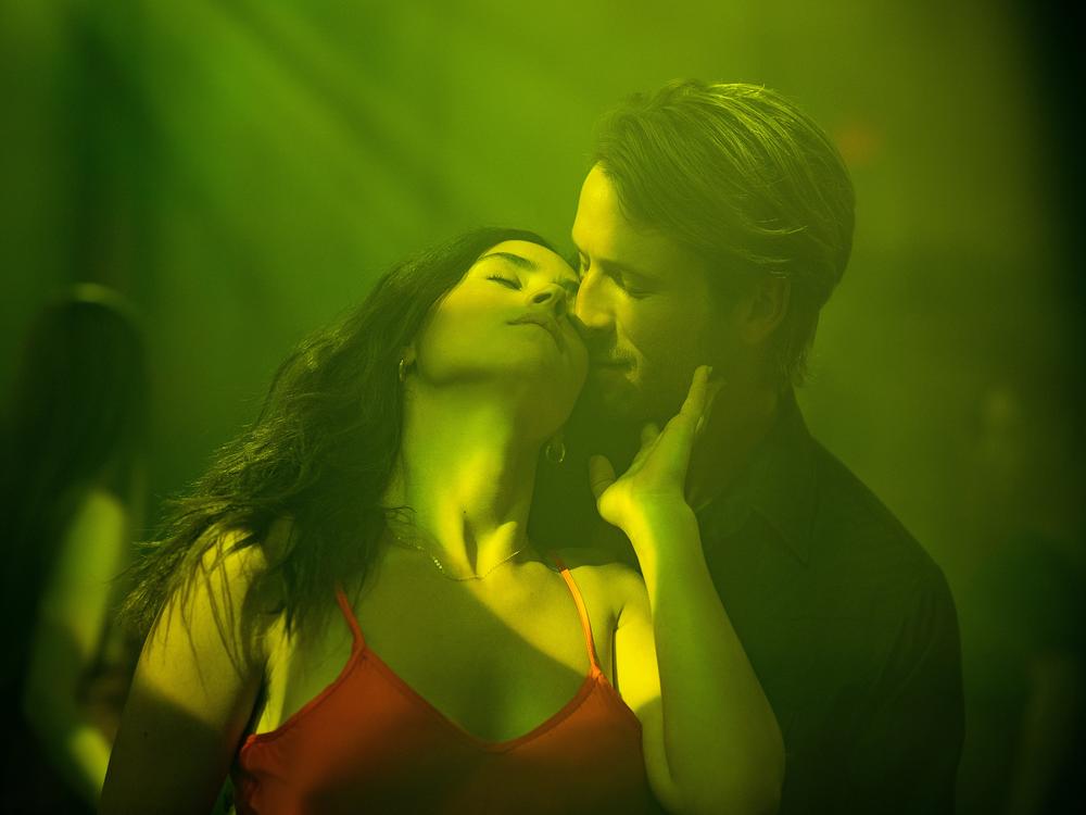 Adria Arjona as Madison and Glen Powell as Gary Johnson in <em>Hit Man.</em>