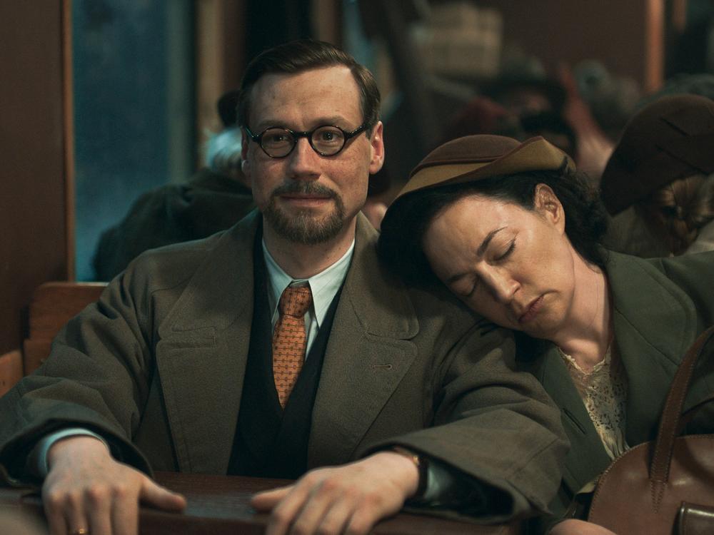 Max Brod (David Kross) and his wife Elsa (Tamara Stern) escaped Prague on one of the last trains to leave the city before Nazi forces took control, recognizing the danger to Jews like himself. He carried Franz Kafka's papers with him in a suitcase.<br/>