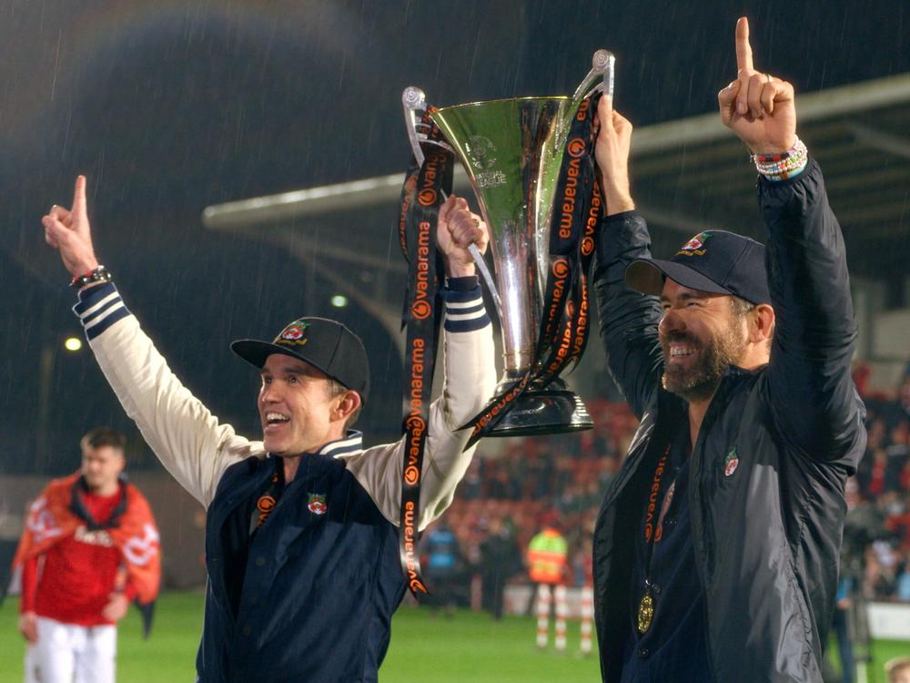  Rob McElhenney (left) and Ryan Reynolds celebrate the team. 