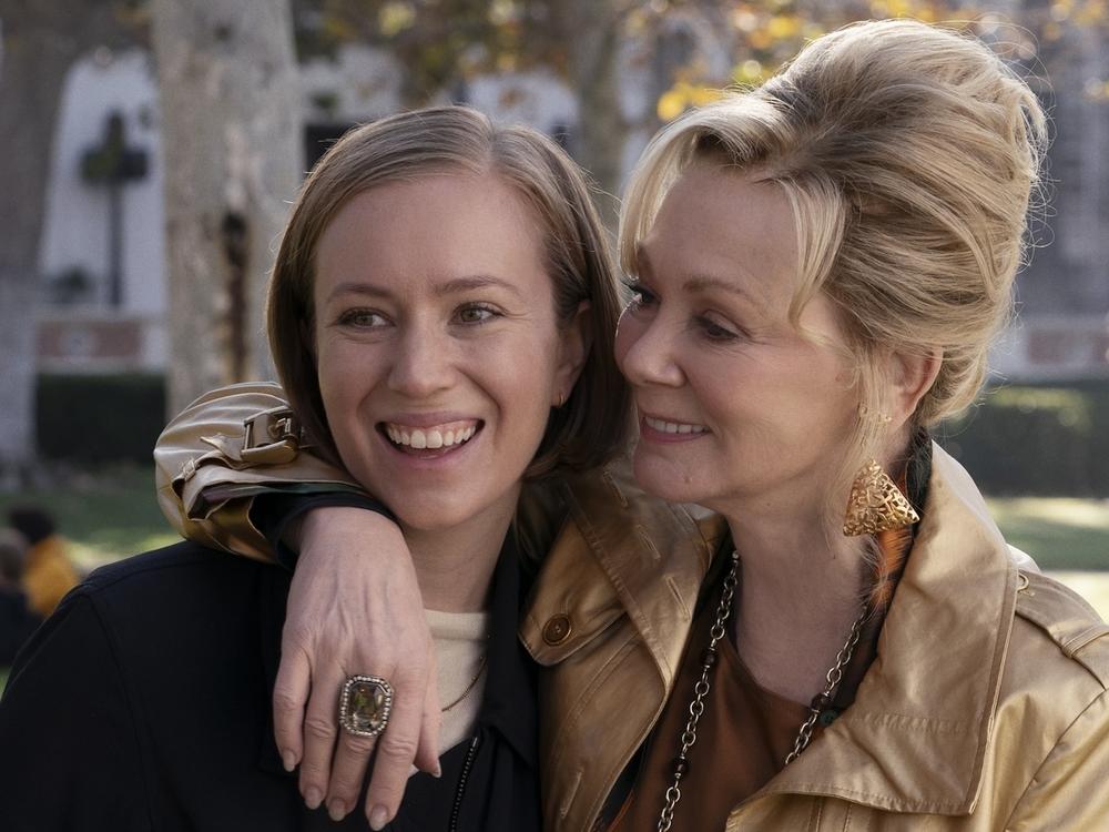 Ava Daniels (Hannah Einbinder) is a young writer for legendary stand-up comic Deborah Vance (Jean Smart) in <em>Hacks</em>.