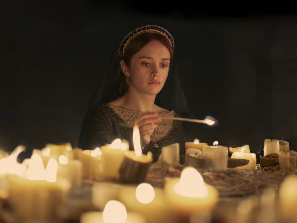 Queen Alicent (Olivia Cooke) and her candles.