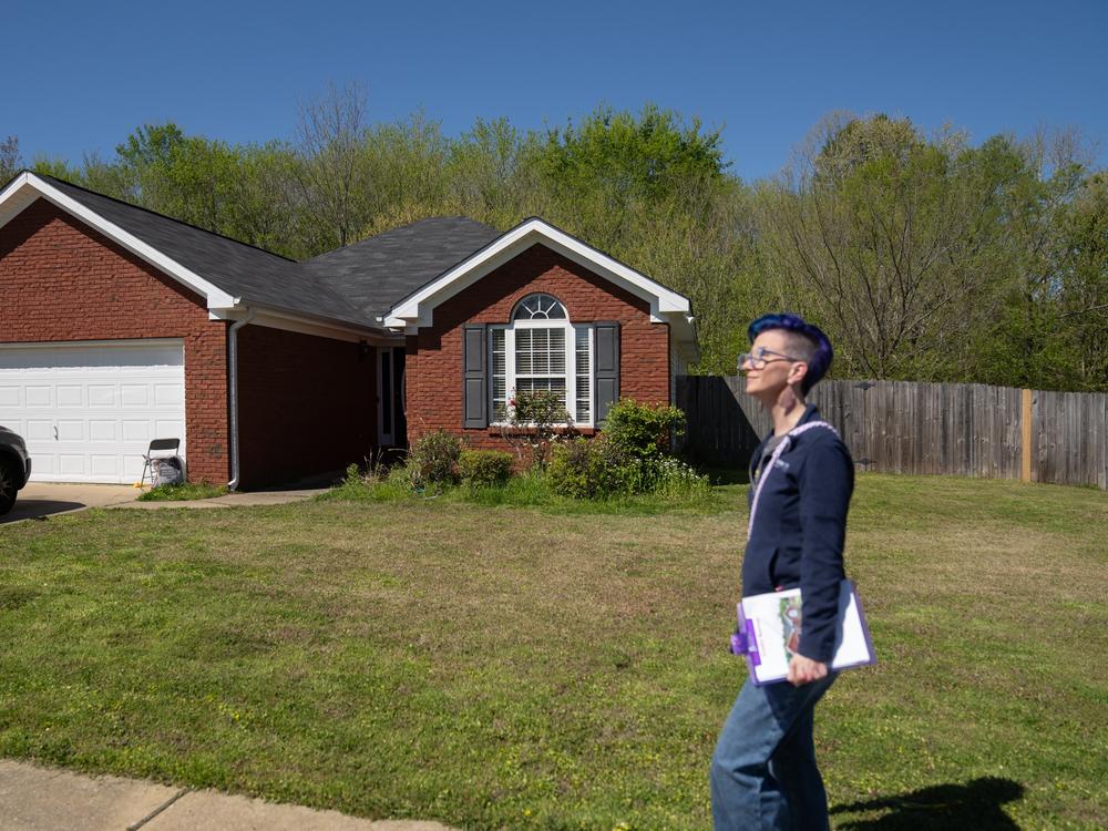 Glasgow visits the home of Lakethia Clark to help her reconfigure her living quarters into play areas for children.