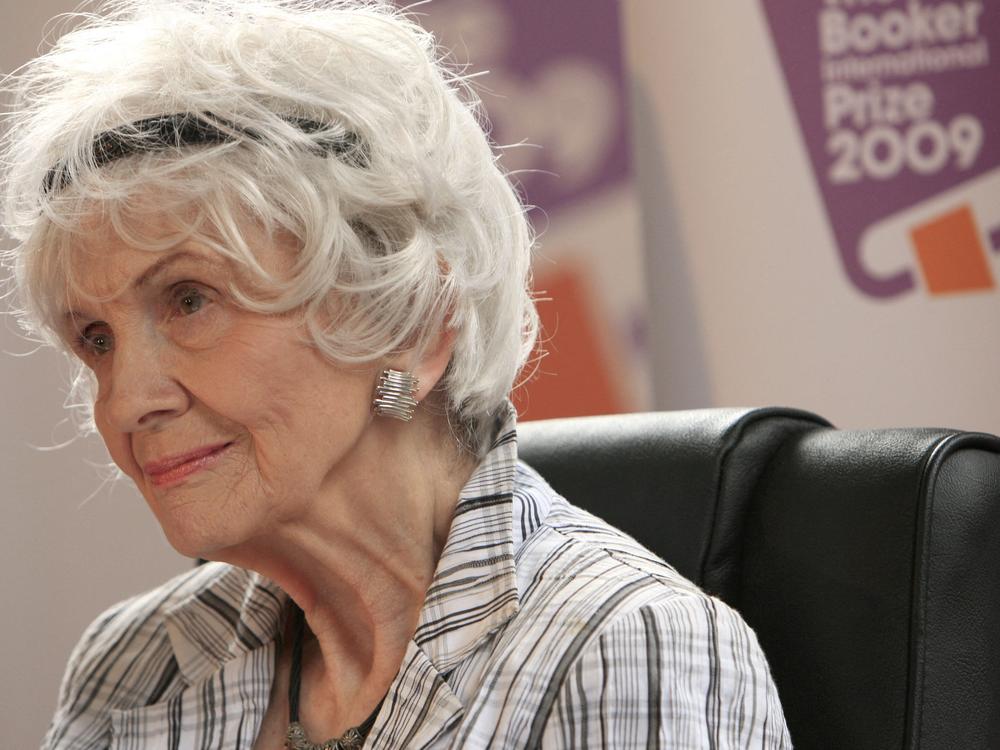 Author Alice Munro in 2009.  Her daughter, Andrea Skinner, has come forward with allegations her stepfather abused her as a child and that Munro was aware and stayed with him until his death. 