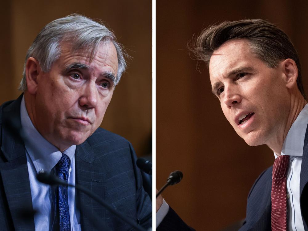 Senator Jeff Merkley, a Democrat from Oregon and Senator Josh Hawley, a Republican from Missouri, are part of a group of lawmakers unveiling a bipartisan bill banning lawmakers from trading stocks.<br>