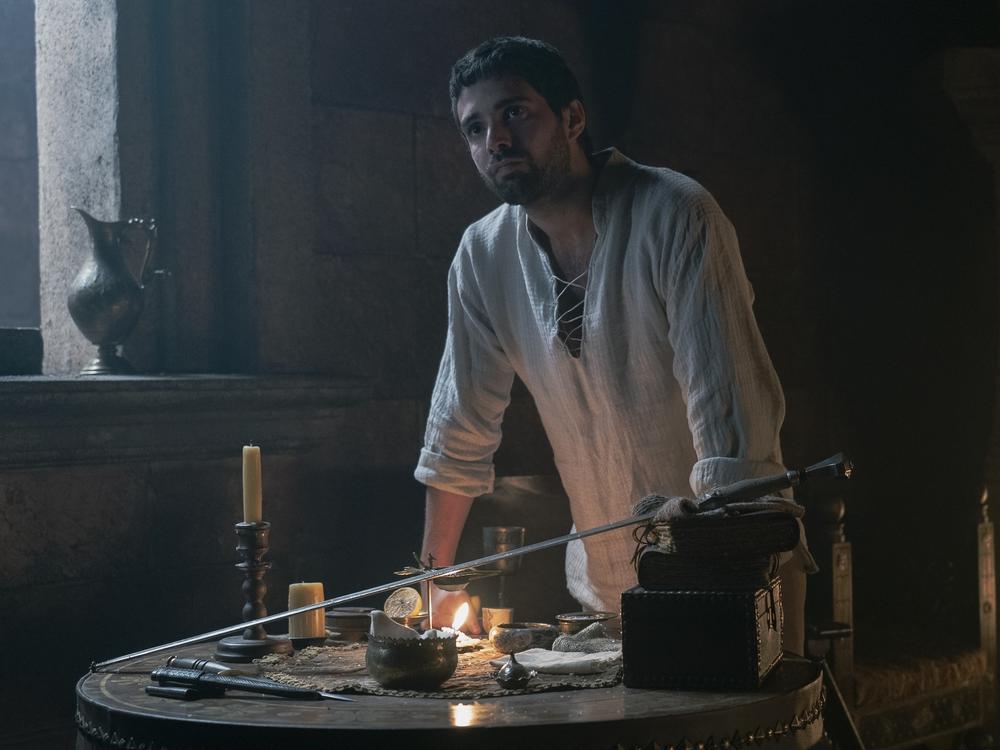 Criston Cole (Fabien Frankel) cleans his sword with a lemon even as scurvy ravages the populace. Typical.               