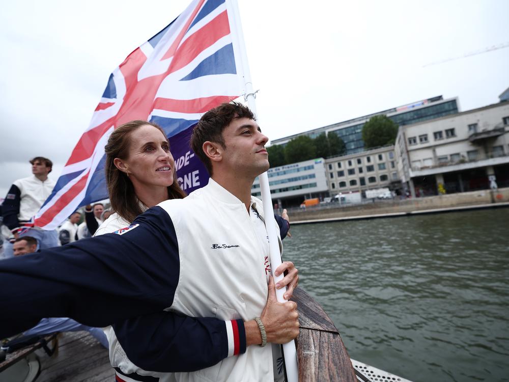 Team Great Britain's Thomas Daley and Helen Glover imitate the iconic 