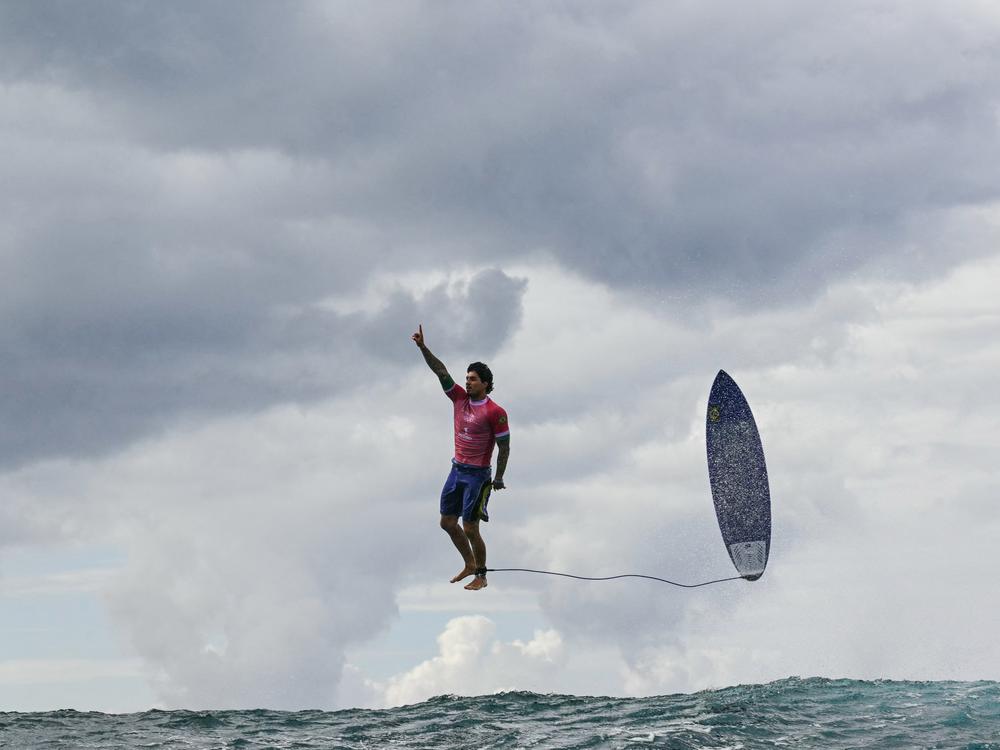 Brazil's Gabriel Medina reacts after getting a large wave in the 5th heat of the men's surfing round 3, during the Paris 2024 Olympic Games, in Teahupo'o, on the French Polynesian Island of Tahiti, on July 29, 2024. 