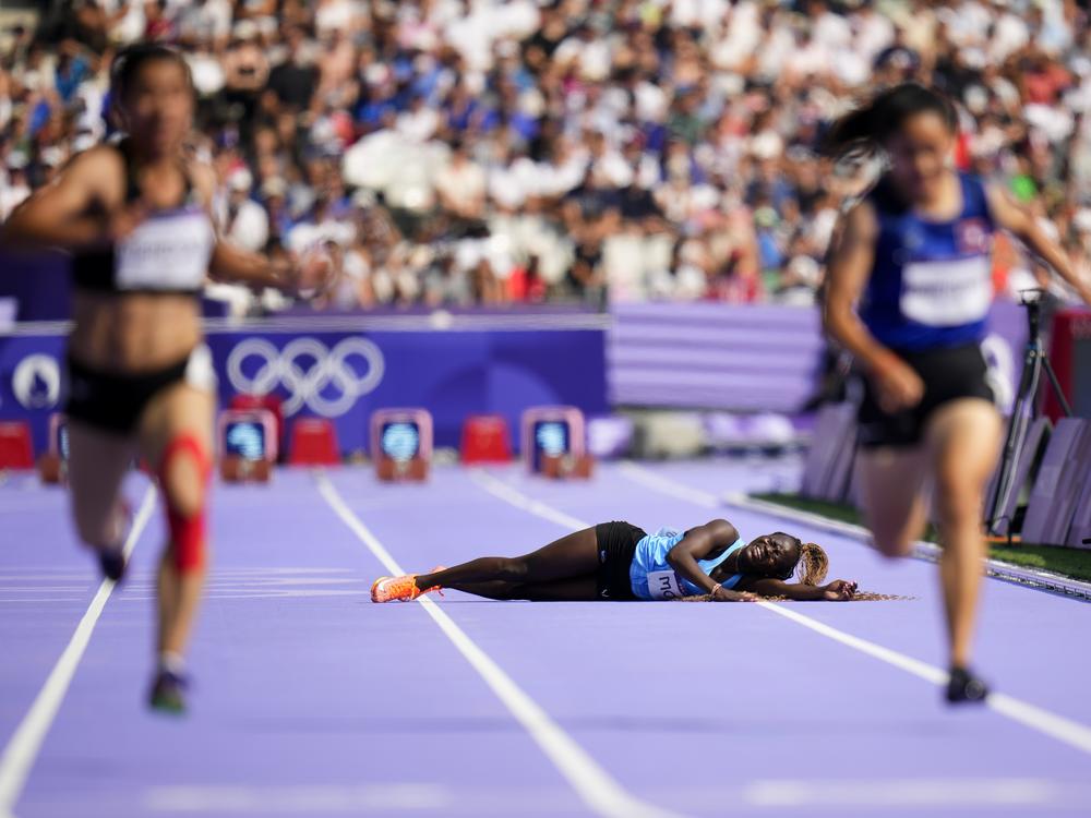 Lucia Moris, of South Sudan, fell halfway through a preliminary heat for the women's 100-meter run at the Paris Olympics on Friday.